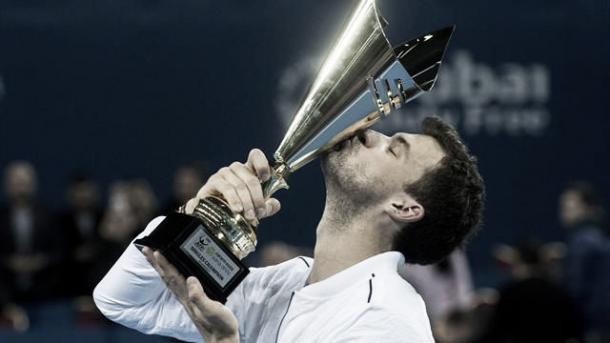 Dimitrov besa el trofeo de Sofía. Foto: Zimbio