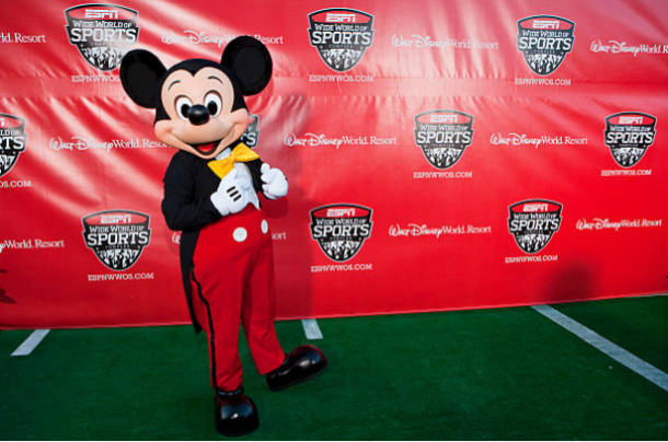 Mickey Mouse (Disney) durante un evento en el complejo que hospedará la NBA | Foto: Getty Images