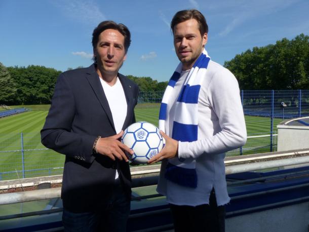 Daniel Davari posing with Duisburg sporting director Ivo Grlic. | Photo: MSV Duisburg.