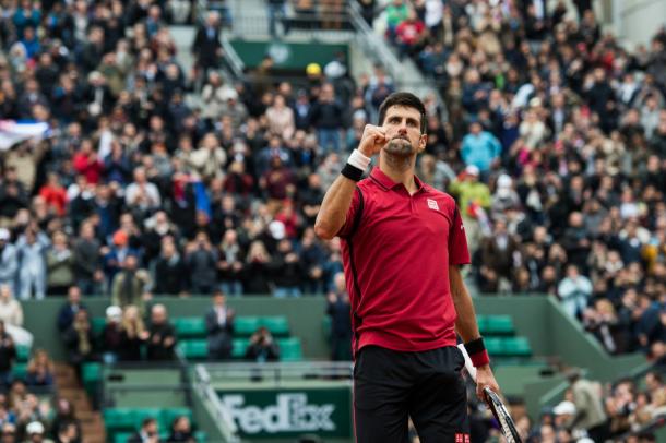 Pugnetto da una parte, pugnetto dall'altra. Risale Nole - Source Twitter RolandGarros  