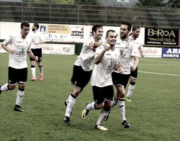 Los jugadores del Gernika celebran un gol (fuente Archivo VAVEL)