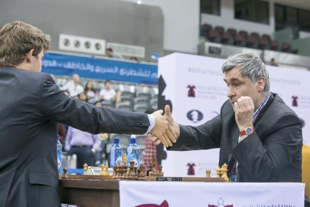 Momento en el que Carlsen abandona contra Ivanchuk. | Foto: Maria Emelianova (qatarchess2016.com)