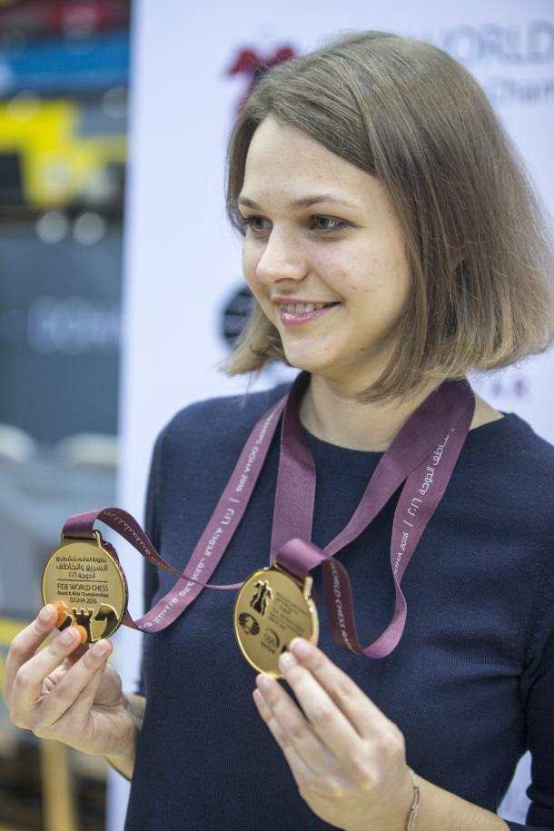Anna muestra orgullosa sus dos medallas de oro. | Foto: Maria Emelianova (qatarchess2016.com)