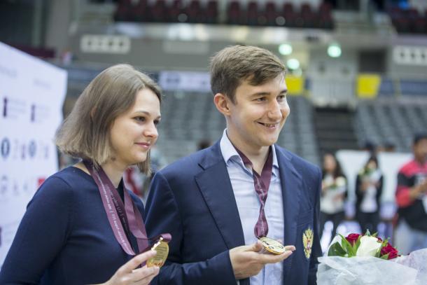 Anna y Karjakin, campeones del mundo blitz. | Foto: Maria Emelianova (qatarchess2016.com)
