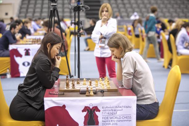 Anna Muzychuk, con blancas, frente a Wenjun Ju en la ronda 15 (tablas). | Foto: Maria Emelianova