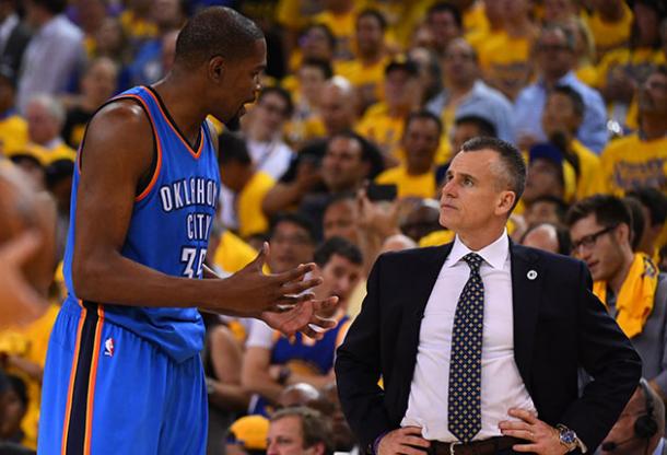 Durant e coach Donovan, durante la sfida contro i Warriors dello scorso anno - Foto NBA.com