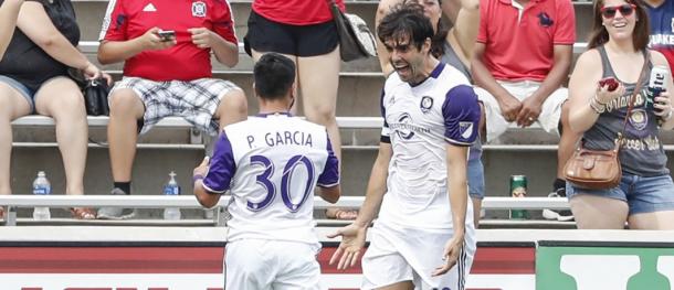 Pérez García, festejandoun gol junto a Kaká (Foto: MLS).
