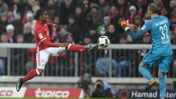 Douglas Costa controla ante Gulacsi | Foto: Bayern Múnich