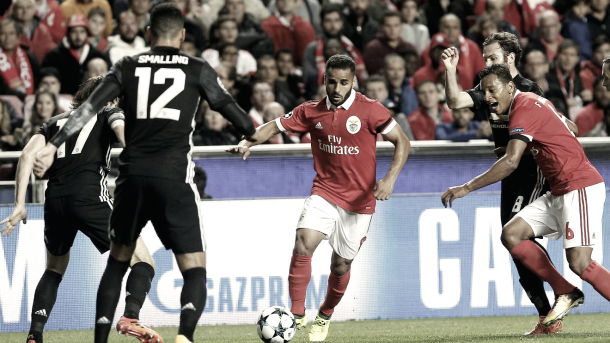 Douglas controla ante Blind. Foto: Web del Benfica