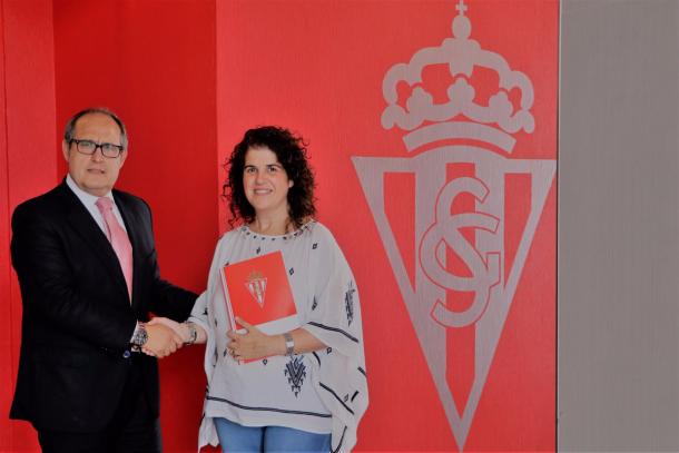 Los representantes de ambas instituciones posan tras la firma del acuerdo // Imagen: Real Sporting de Gijón