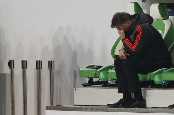 Van Gaal tras una derrota en Wolfsburgo. Foto: UEFA