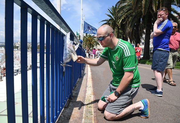 Northern Ireland fans pay tribute to their fellow supporter. | Image source: Charles McQuillan/Getty Images