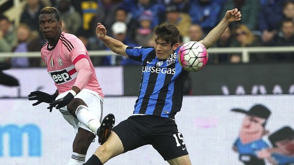 De Roon attempts a block against Juventus' Paul Pogba | Photo: Yahoo