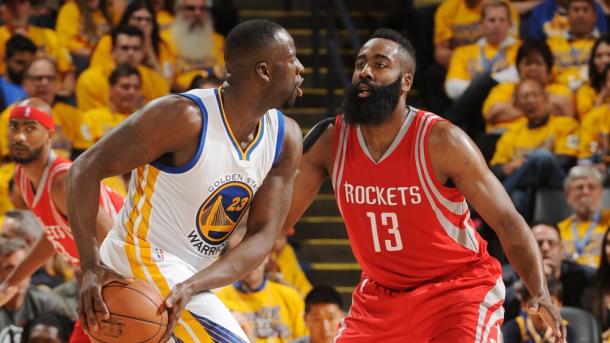 Draymond Green, marcato a vista da James Harden | Source: Nba.com