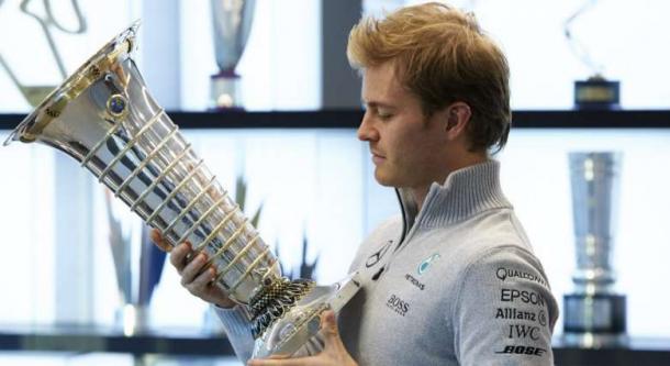 Rosberg con el trofeo de Campeón del Mundo. Fuente: Mercedes