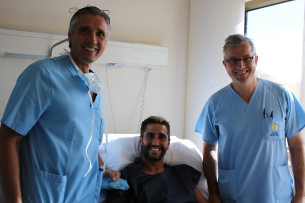 Markel Bergara junto con el doctor Manuel Leyes al término de la operación de su menisco | Fuente: drmanuelleyes