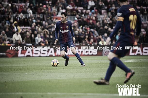 Busquets controla la pelota. Foto: Noelia Déniz, VAVEL.com