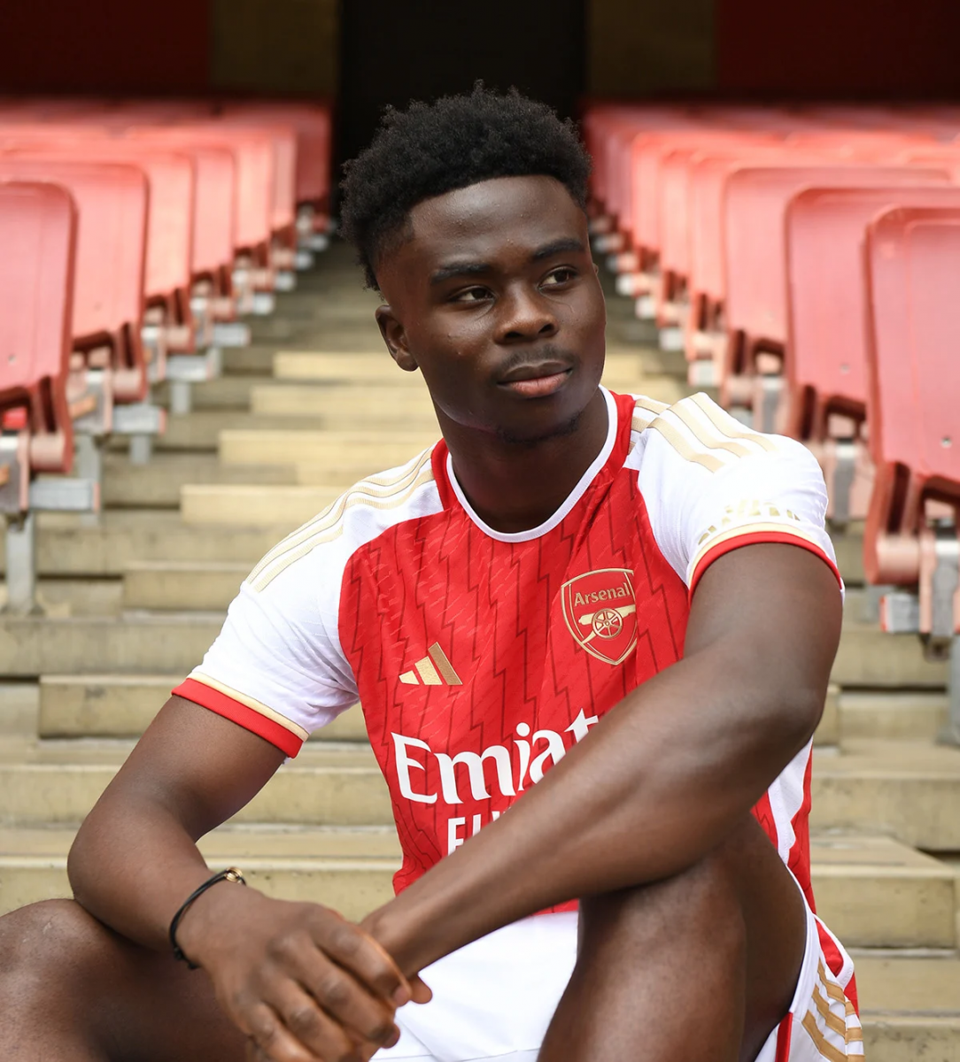 Bukayo Saka, recién renovado hasta 2027, posando con su nueva indumentaria. Fuente: web Arsenal FC
