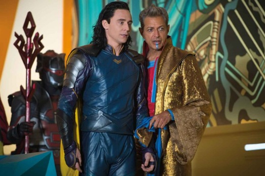 Loki (Tom Hiddelston) à esquerda e o Grão-Mestre (Jeff Goldblum) à direita