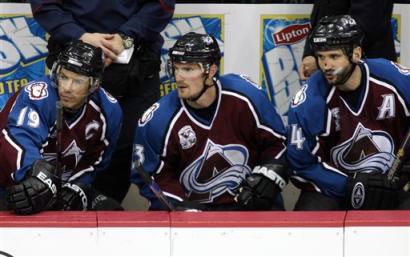 Joe Sakic,Milan Hejduk y Ian Laperriere | Foto: AP Photo/David Zalubowski