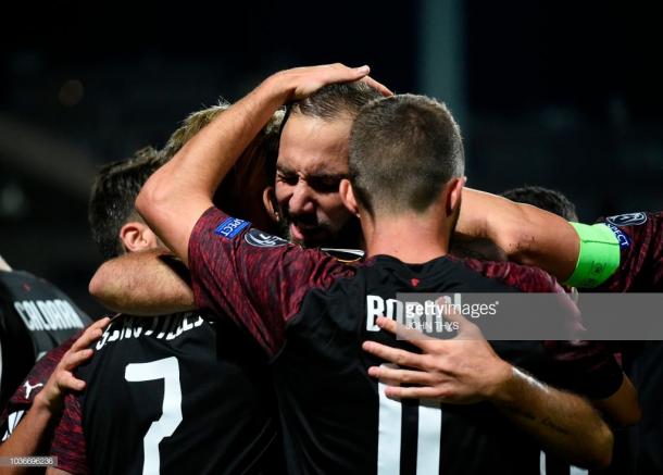 Jugadores del AC Milan felicitando a Higuaín, autor del triunfo para su equipo / Foto: gettyimages