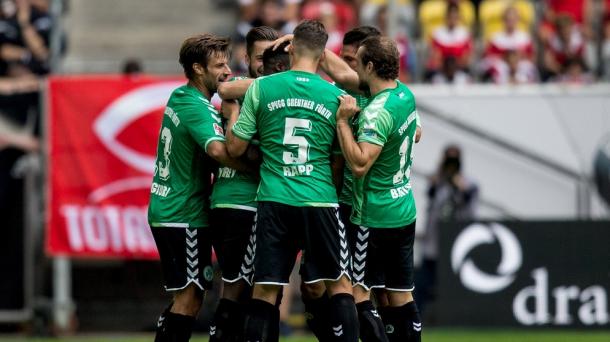 Fürth celebrate Narey's goal. | Photo: BR/DPA