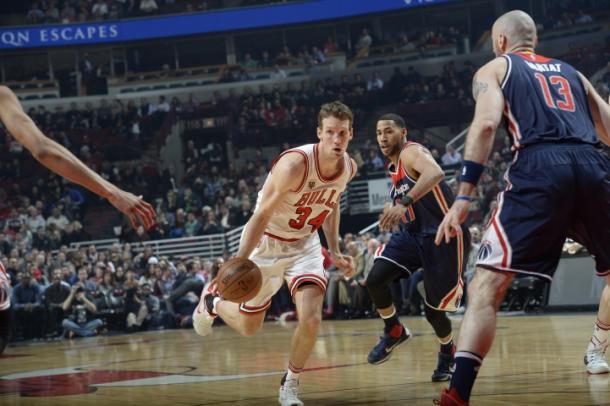 Mike Dunleavy drives in. (Photo: Bill Smith/Chicago Bulls)