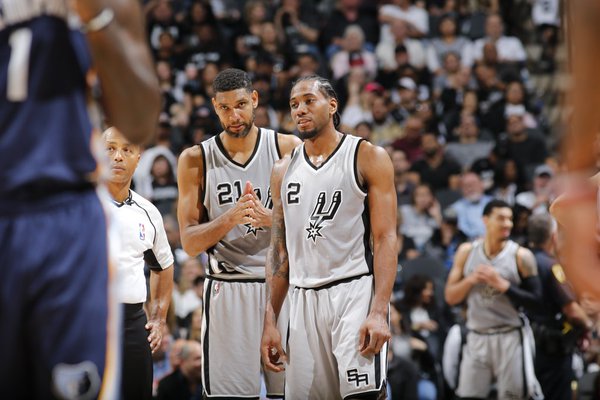 Tim Duncan y Kawhi Leonard, pasado, presente y futuro de los Spurs. Foto: San Antonio Spurs