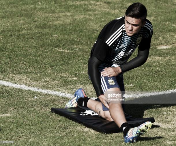 Dybala realiza estiramientos en un entrenamiento de la selección argentina / Fuente: Getty Images