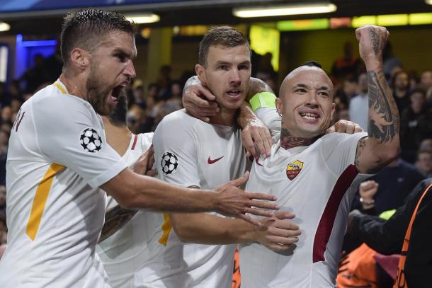 Varios jugadores de la Roma celebran el gol de Edin Dzeko. Foto: asroma