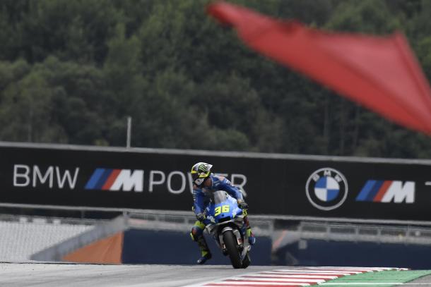 Joan Mir, deteniendo su ritmo al ver la bandera roja. Imagen: MotoGP