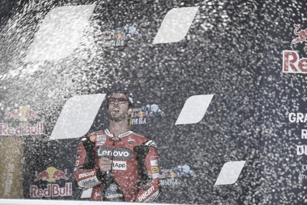 Andrea Dovizioso en el podio / Fuente: MotoGP