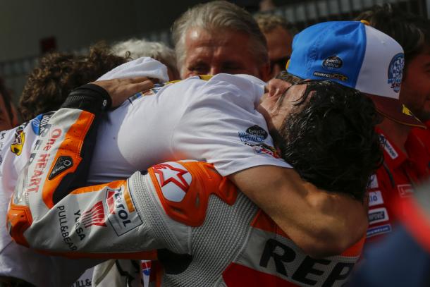 Marc Márquez se ha abrazado con su hermano, Àlex, campeón del mundo de Moto2, al llegar al parc fermee. Imagen: MotoGP