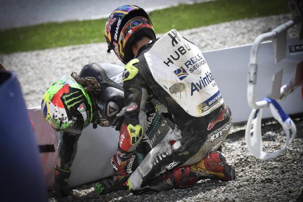 Inmediatamente después del accidente, el francés se aseguró del estado de Morbidelli. Imagen: MotoGP