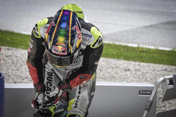 El piloto, que tenía la zona dolorida desde la caída, no creyó que fuera nada, hasta que el daño persistió. Imagen: MotoGP