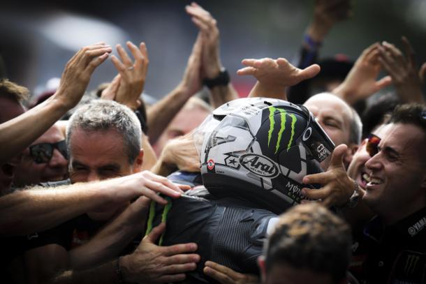 Viñales, recibido por su equipo en el parc fermee. Imagen: MotoGP