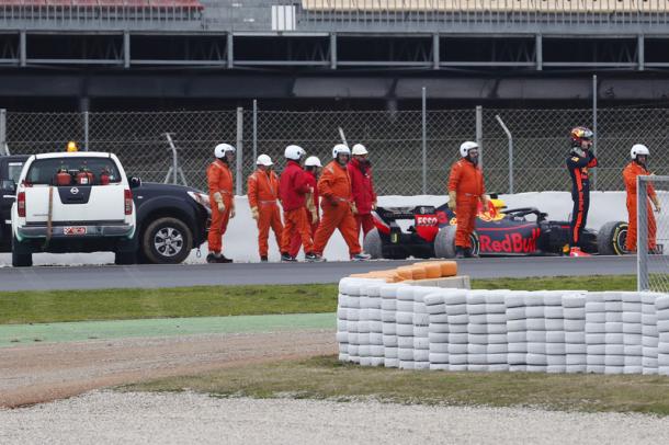 Verstappen se sale en la curva 12 del Circuit. Fuente: LAT Images