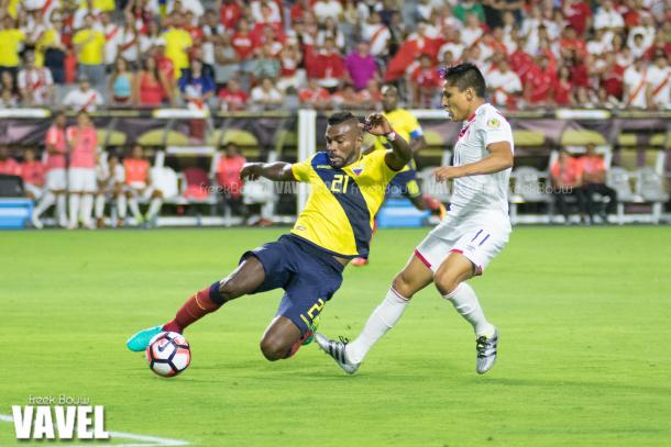 Ecuador's Gabriel Archiller (Left) going for a tackle against Peru's Raul Ruidíaz (Right) on Wednesday at the University of Phoenix Stadium. Photo provided by Freek Bouw-VAVEL. 
