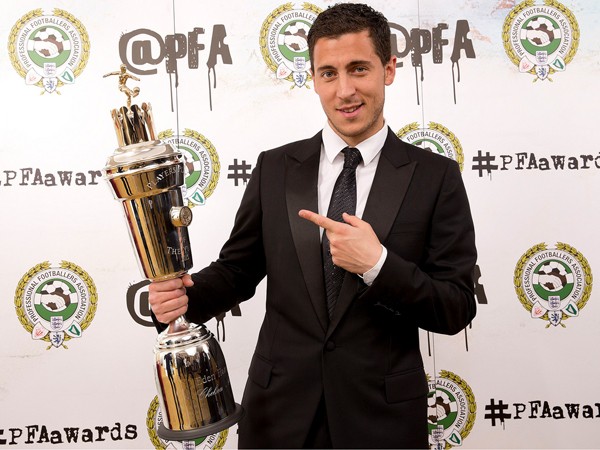 Eden Hazard con su premio al Mejor Jugador de la Premier League 2014/15 / Foto: Sport