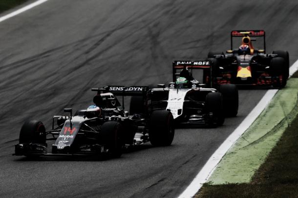 Fernando a principio de carrera con Hulkenberg y Verstappen | Foto: McLaren