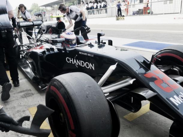 Jenson Button entrando a boxes | Foto: McLaren 