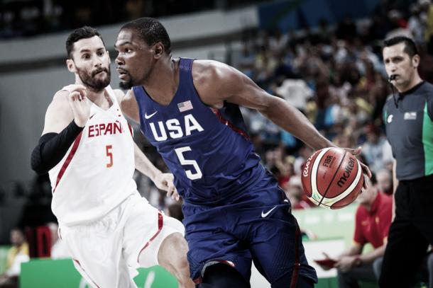 Kevin Durant defendido por Rudy Fernández | Foto: FIBA
