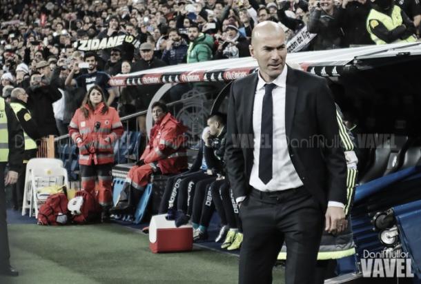 Zinedine Zidane en el banquillo del Real Madrid | Foto: VAVEL