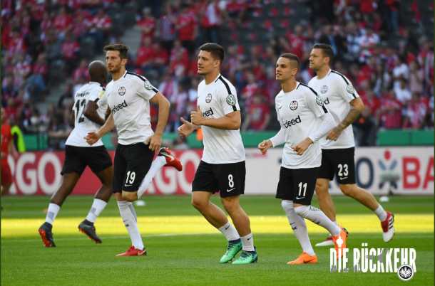 Las águilas preparandose en el calentamiento | Foto: @Eintracht