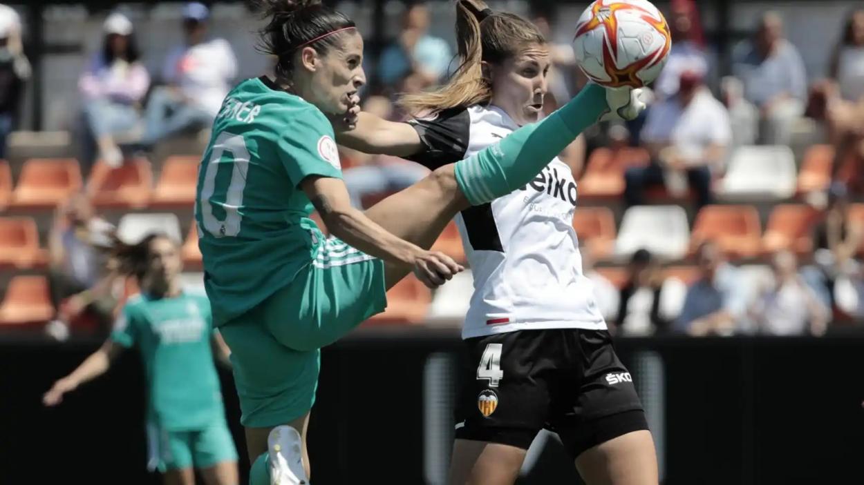 Lance del juego entre Valencia y Real Madrid / Foto: El Español