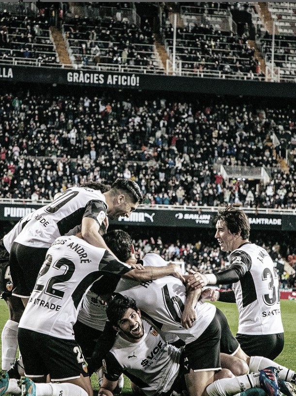 El equipo felicita a Guedes tras un gol | Foto: Valencia CF Instagram