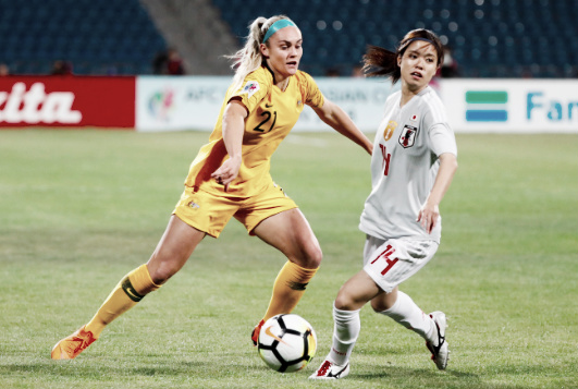 Ellie Carpenter (left) with the Australian WNT | Photo: FourFourTwo Australia 