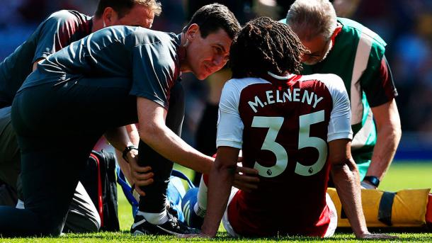 Elneny siendo atendido por los médicos del Arsenal | Fotografía: Arsenal