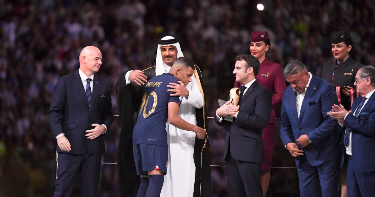 Kylian Mbappé avec l'émir du Qatar á la remise du prix de meilleur buteur de la Coupe du Monde 2023/Pierrot Le Foot