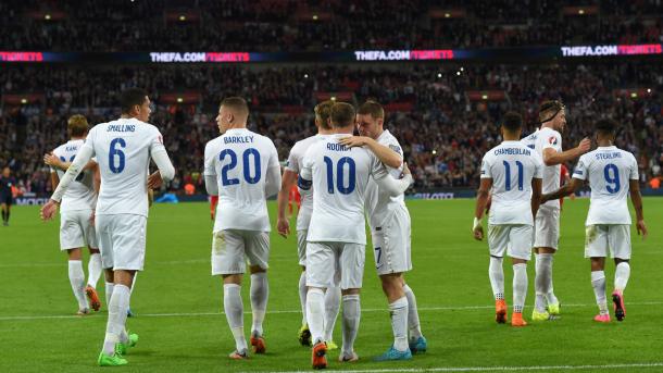 Los jugadores de Inglaterra celebran un gol de Rooney. Foto: The FA